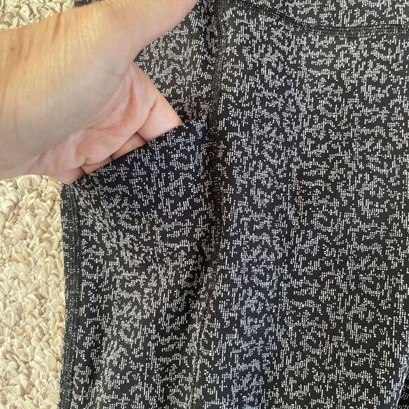 Athleta Stash Capri Black Gray Pixel SIZE SMALL Leggings Side & Back Pockets - Picture 11 of 11